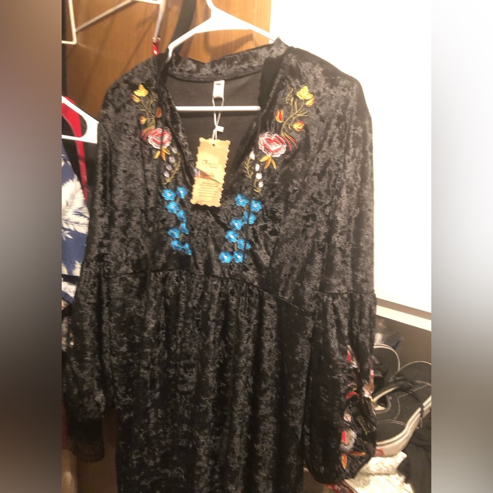 Roiii Fashion Embroidered Peasant Tunic Top- 760 $40 or $35 w/offer
